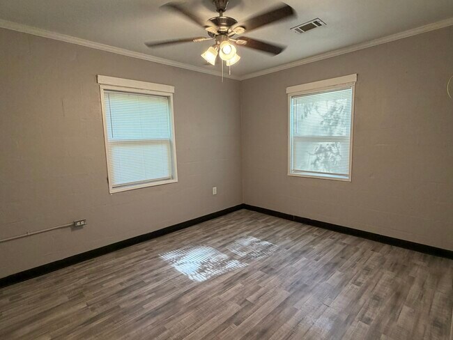 Building Photo - 1109 W Wall St