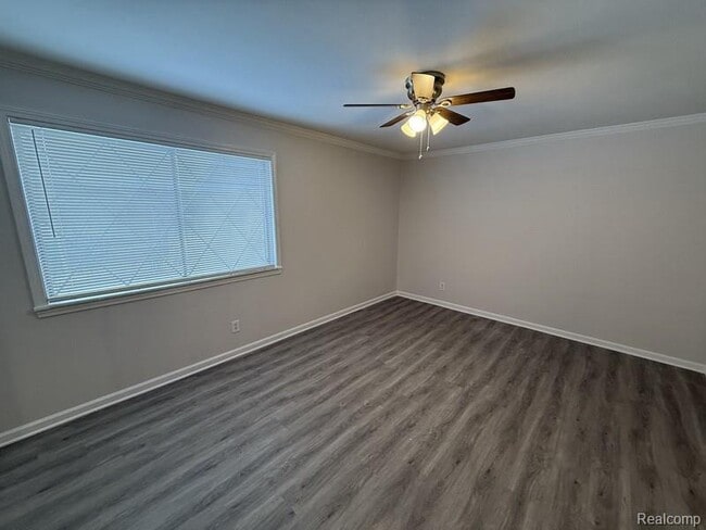 Building Photo - 250 E Thirteen Mile Rd