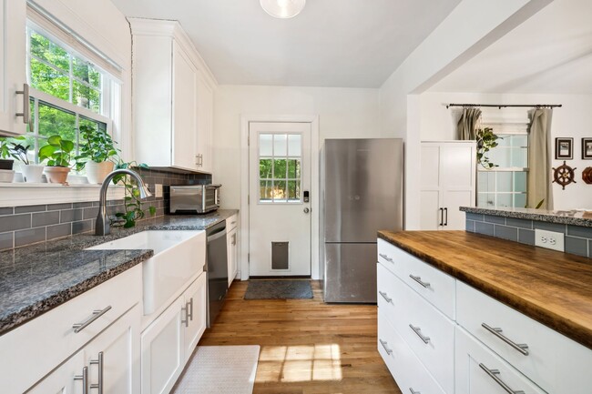 Building Photo - Available Early August! Beautiful 3-bedroo...