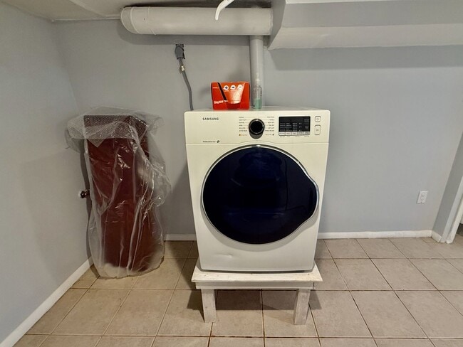 Building Photo - SPACIOUS & MODERN 3 BED/1.5 BA HOUSE w/ Central AC-HARDWOOD Flooring-WASHER/DRYER & Rear PATIO in...