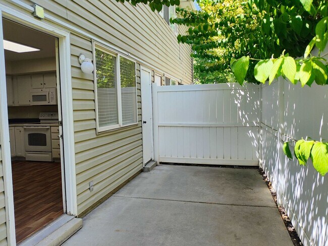 Building Photo - Great 3 Bd 2.5 Bath Townhome