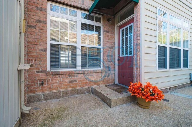 Building Photo - *Coming Available in October* Pride of ownership shines in this convenient Midtown, 2 BR & 2.5 BA...