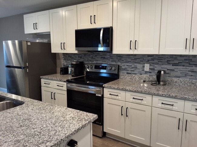 Building Photo - Knoxville 37921 - Fully Furnished - 3 bedroom, 2 bath home - Contact Sharon Arnwine (865) 313-7215