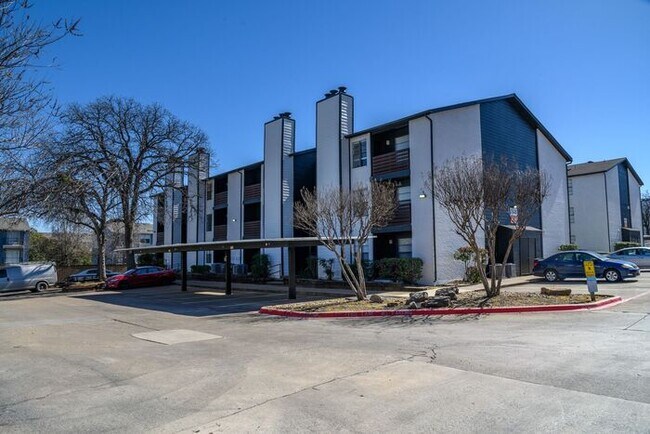 Building Photo - B2 | Lease Today and Receive 6 Weeks Free. *Restrictions apply.