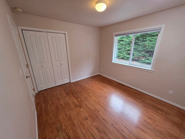 Building Photo - One-Story Home with Sound View in a Desira...
