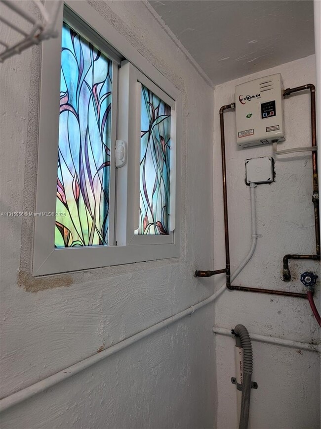 Building Photo - 1037 W 23rd St