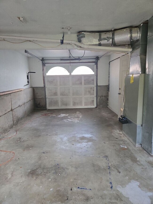 Building Photo - PRELEASING NOW: Large 6 bed/2 bath home!