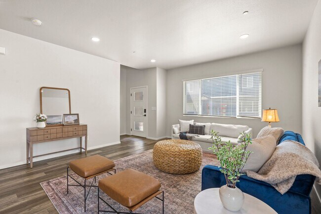 Building Photo - Start a Lease by 12/1 and Receive a $500 R...