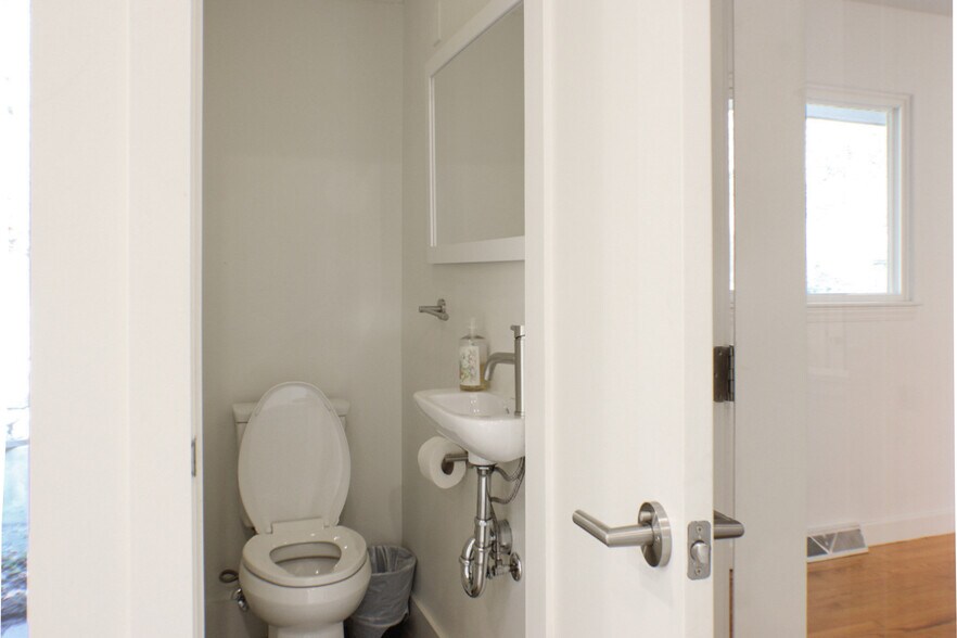 Building Photo - 21 Woodbury Rd