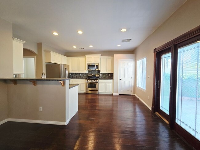 Building Photo - 3 BEDROOM & 2.5 BATH TOWNHOME LOCATED IN GREEN VALLEY  HENDERSON