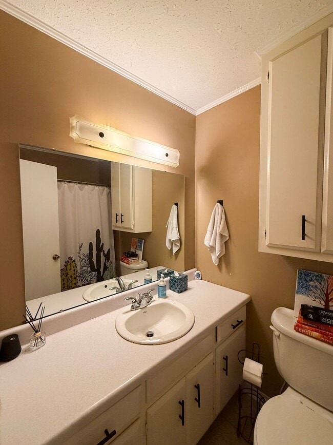 Building Photo - Make this move-in ready 3-bedroom, 2-bath home your own!