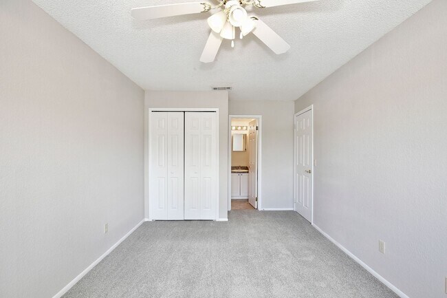Building Photo - Spacious 2/2 Condo in Hawthorne Village - Orlando! Available Now!