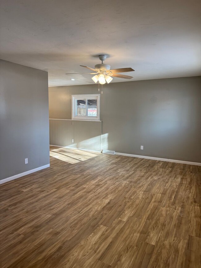 Building Photo - 4br 2bth large sun room and big fenced in backyard