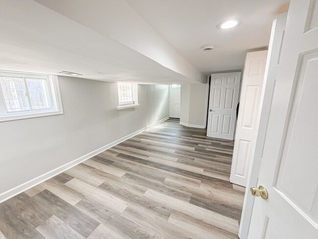 Building Photo - STUNNINGLY RENOVATED 5BR/2BA END UNIT ROW ...