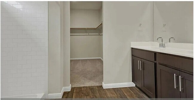 Building Photo - Room in House on Bethpage Dr