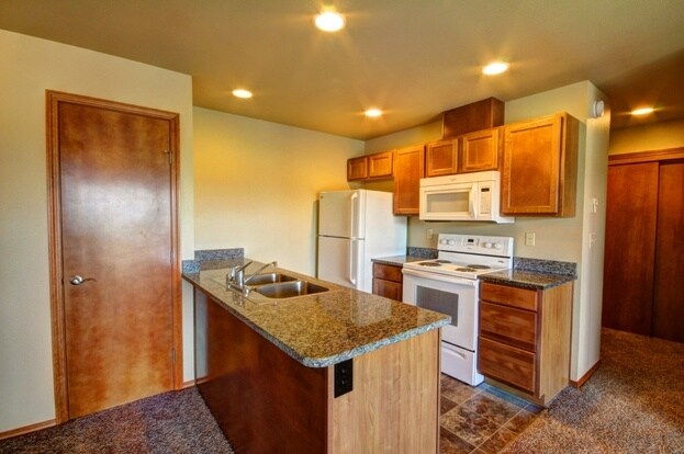 Building Photo - 2202 Mercedes Dr