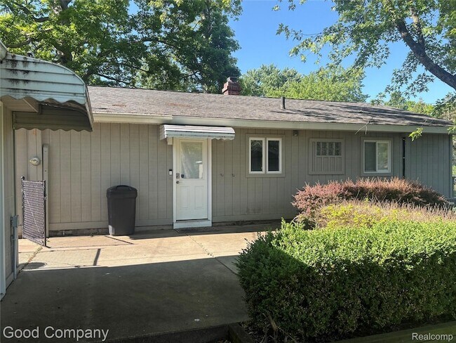 Building Photo - 6284 Woodsdale Dr
