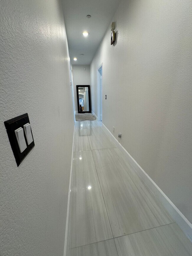 Building Photo - BEAUTIFUL 4BR/3BA home in SINGING HILLS VI...