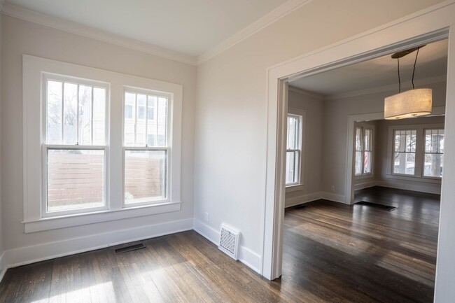 Building Photo - Gorgeous 3 Bed 2 Bath In Quiet Neighborhood