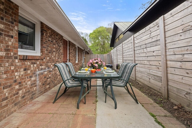 Building Photo - 500 Oak Ave