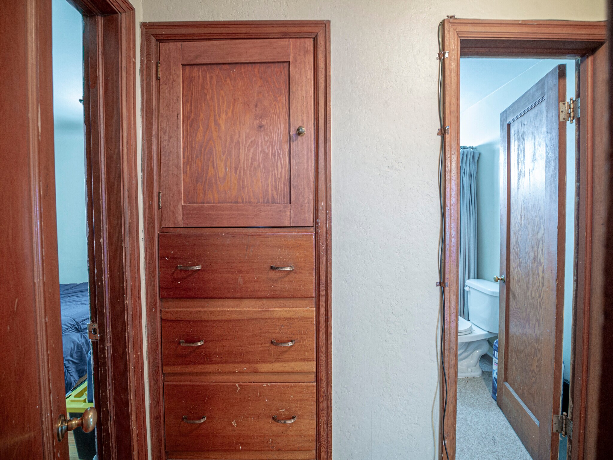 Building Photo - 1140 NE Lake St