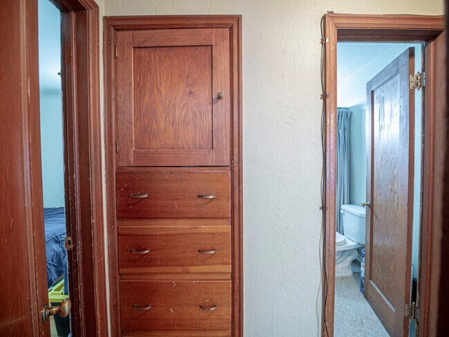 Building Photo - 1140 NE Lake St