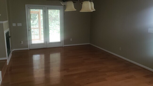Building Photo - Charming 2Br 2.5Ba Townhome with Garage in...