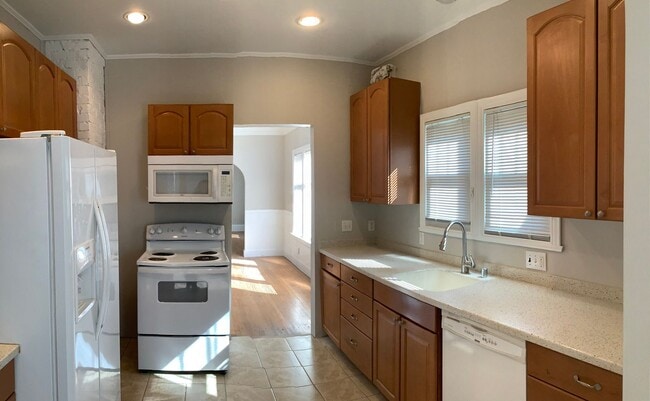 Building Photo - Large home/3bed 3 bath with bonus/office room just outside of PSNS and close to Bremerton Ferry