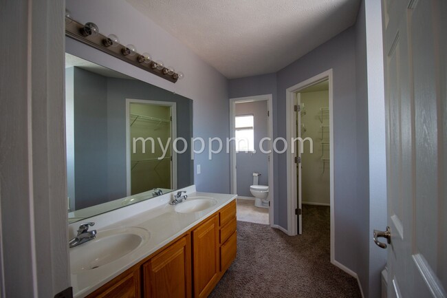 Building Photo - $1,022.50 Off Deposit! Spacious 2 Story ho...