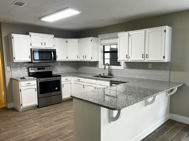 Building Photo - Spacious 4 Bedroom Home with Flex Room & S...