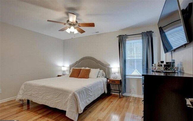 Building Photo - 1201 Holly Hills Dr SW