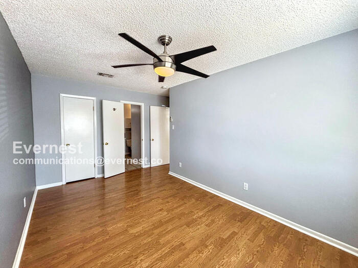 Building Photo - 5801 Thunderbird St