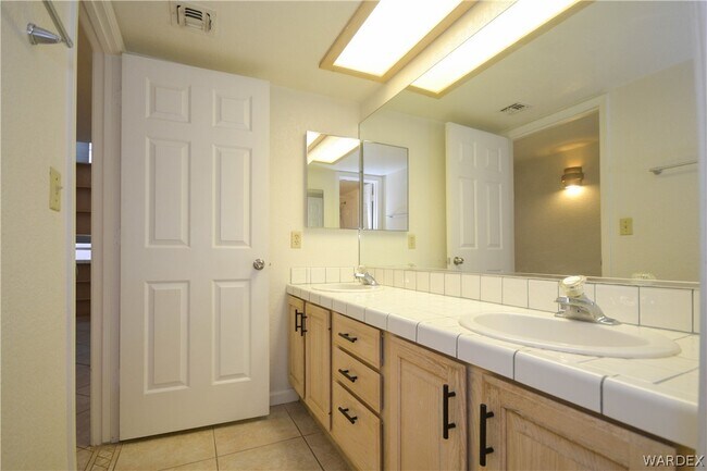 Building Photo - 2911 Country Club Dr