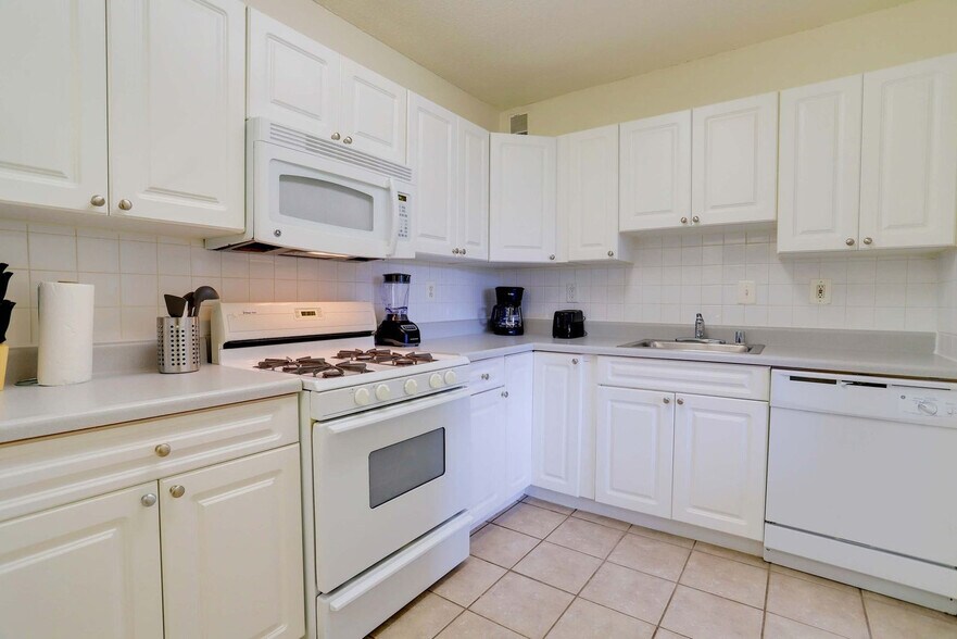 Building Photo - 1600 S Eads St