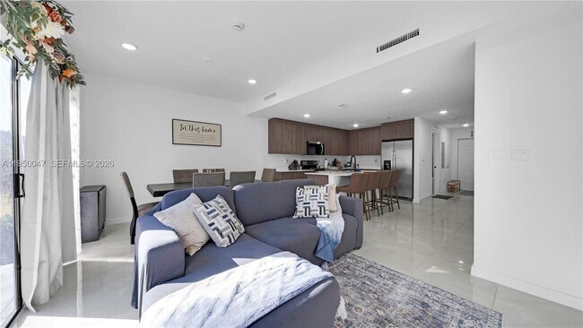 Building Photo - 417 NW 13 Ct