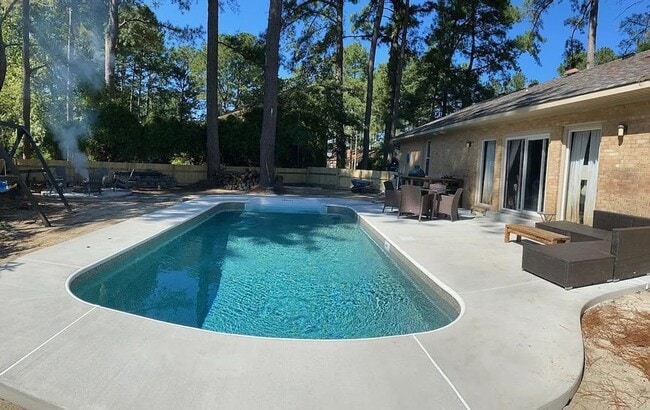 Building Photo - 3 bedroom 2 bath home Chesapeake home with a pool