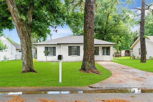 Primary Photo - 1104 Southampton Dr