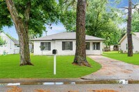 Building Photo - 1104 Southampton Dr