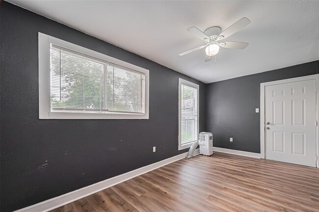 Building Photo - 2226 Rainbow Dr