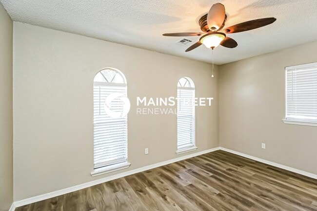 Building Photo - 3 Bedroom Pet-Friendly Home in Midwest City, OK with Main Street Renewal