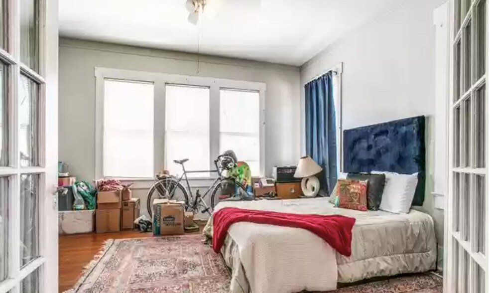 Building Photo - 719 W French Plz