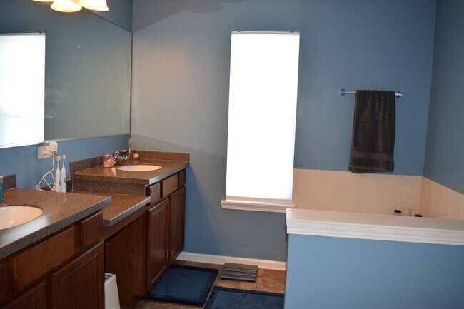 Building Photo - 2146 Cabrillo Ln