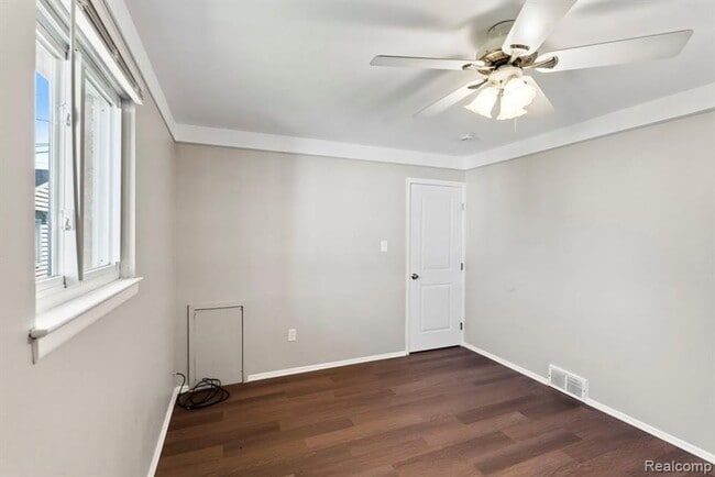 Building Photo - Gorgeous Madison Heights Gem!