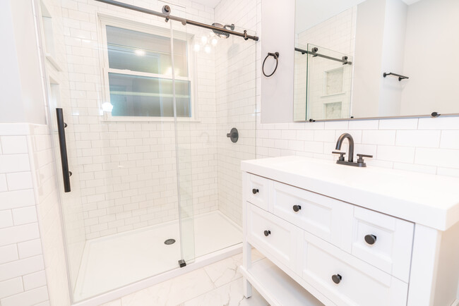 Beautiful brand new bathroom - 60 Starr St