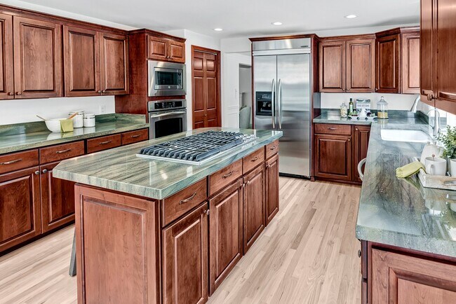 Building Photo - Luxurious 4-Bedroom Family Home Minutes Aw...