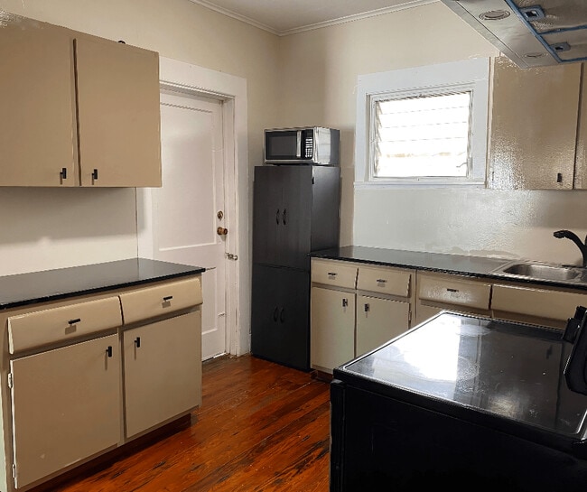 Building Photo - 121 Bellevue Ave
