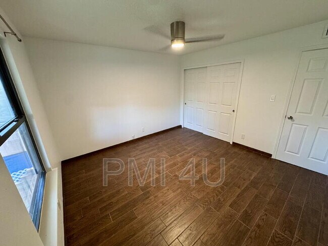 Building Photo - 10412 La Paz Dr