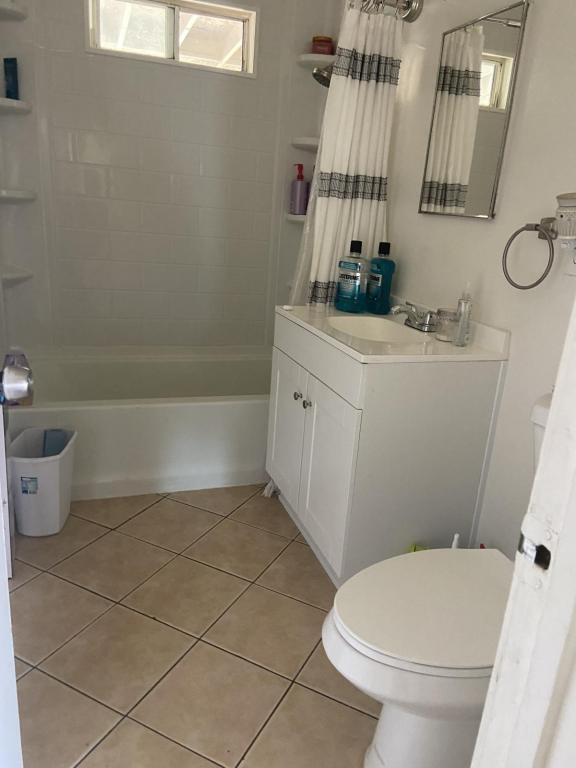 Building Photo - 917 Broadview St