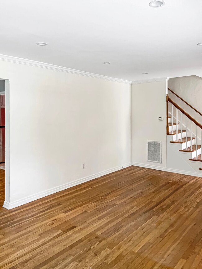 Building Photo - Majestic single-family home!!!