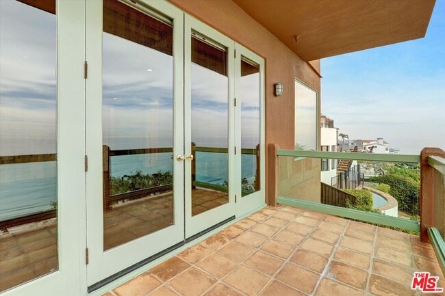 Building Photo - 3916 Rambla Orienta